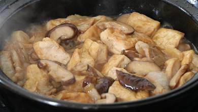 香菇燉豆腐越燉越香，出鍋香味四溢，看完又學會一道特色菜