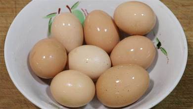 水煮雞蛋不要只用清水，多加1步，蛋殼一碰就掉，蛋黃鮮嫩營養好！