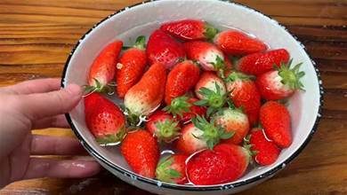 清洗草莓時，有人加鹽有人加堿，都不對！教你正確做法，農藥蟲卵全出來，洗得乾淨不破皮