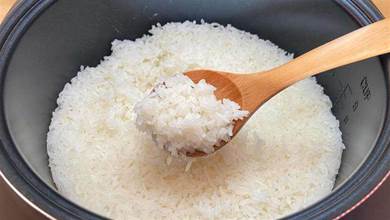 蒸米飯不要再只加水了，教你飯店不外傳的秘訣，鬆軟好吃不粘鍋