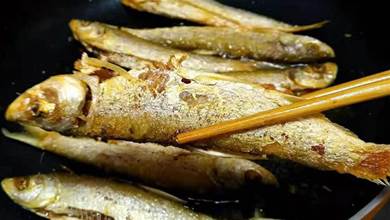 煎魚時，別急著下油鍋，記住兩點，魚皮不破不粘鍋，鮮嫩入味
