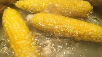 水煮玉米別只用清水，鍋裡多放3樣東西，煮出來的玉米軟糯香甜！