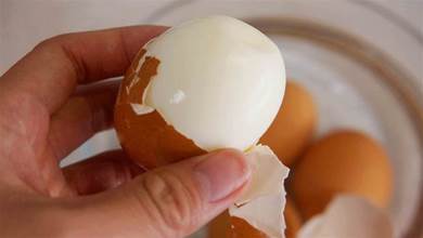 煮雞蛋學會兩個小竅門，蛋殼一碰就掉，好剝不粘皮