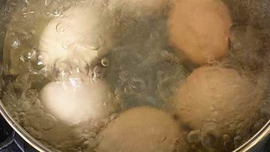 水煮雞蛋不要只用清水，多加1步，蛋殼一碰就掉，蛋黃鮮嫩營養好