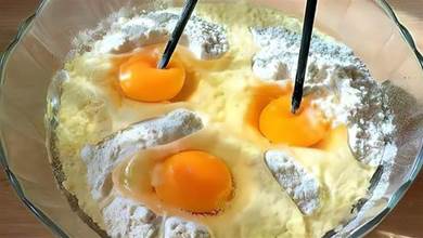 糯米粉里加3個雞蛋，不用水，不油炸，筷子一攪，比蛋糕鬆軟好吃