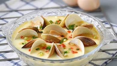 蛤蜊搭配雞蛋，上鍋蒸一蒸，鹹香味美，入口絲滑營養高，老少皆宜