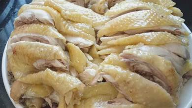做白切雞是蒸還是水煮？教你客家正宗做法，2種蘸料，吃著最美味！