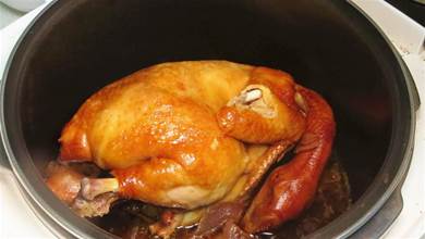 把1只雞扔進電飯煲，不用放一滴水和油，出鍋比烤雞還好吃，真香