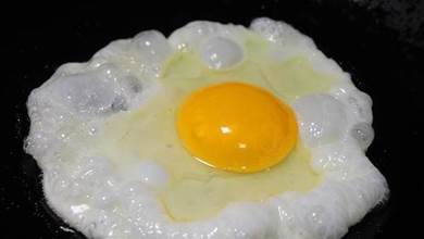 今天才知道，煎雞蛋第一步不是放油，飯店大廚的做法，鮮嫩又爽滑，早學會早受益