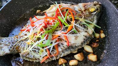 蒜香焗魚這做法在廣東出了名，老廚師教的一道菜，味香肉嫩