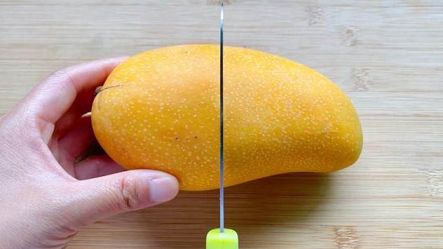 今天才知道，芒果中間切一刀，吃芒果時不髒手流汁，真是太方便了！