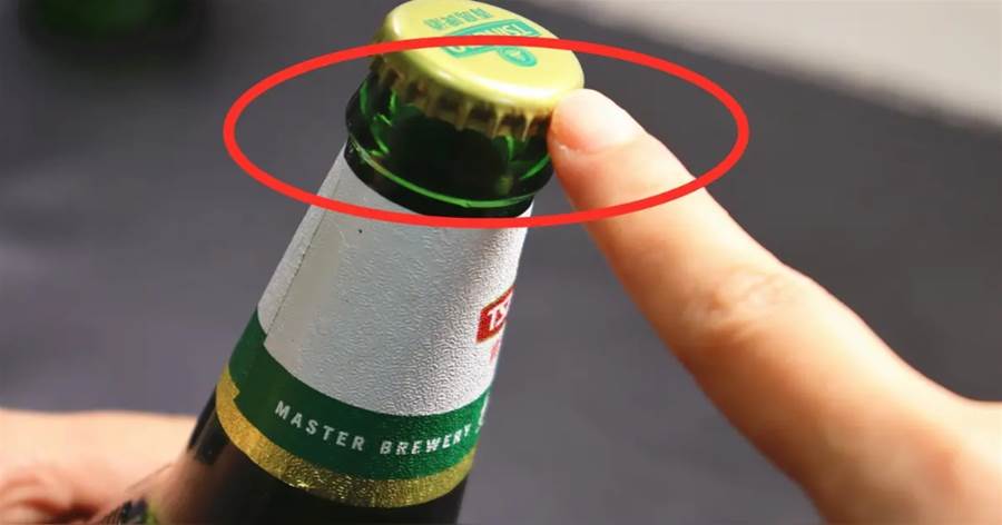 啤酒瓶蓋有個「小機關」，不用開瓶器，女孩子也能一擰就打開，真實用