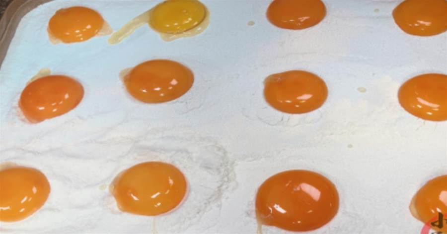 面粉倒進鴨蛋里，奶奶用了30年的咸蛋黃配方，從小吃到大也不膩