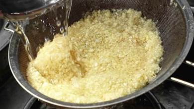 做蒜蓉醬時，直接炸蒜末是錯的！大廚常加這1步，蒜蓉更香不發苦！