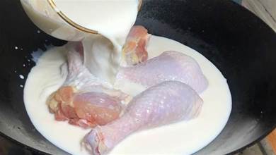 雞腿放入一鍋牛奶中，沒想到這麼好吃，香嫩酥脆，太解饞了