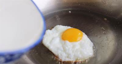 煎雞蛋，直接倒油就錯了！大廚教我多做1步驟，煎出來的雞蛋完整又鮮嫩