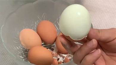 水煮雞蛋時，不要只用清水，廚師教你多加1步，蛋殼一碰就掉，蛋黃鮮嫩無腥味