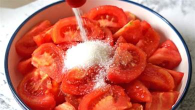 涼拌西紅柿，別只會放白糖！這一步很關鍵，30年大廚教你正確方法