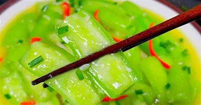 炒絲瓜時，不能直接下鍋，教您一妙招，絲瓜綠如翡翠，鮮嫩還不黑