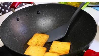 煎豆腐時，切記不可直接下油鍋，多加這1步，豆腐不碎也不粘鍋