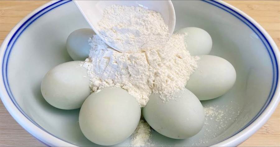 這是鹹鴨蛋最簡單的做法！把麵粉倒進鴨蛋裡，真是厲害了，奶奶用了40年的秘方