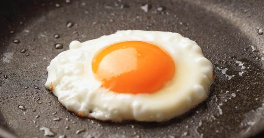 荷包蛋怎麼做更好吃，30年大廚教你正確做法，雞蛋完整不散，一點不粘鍋!
