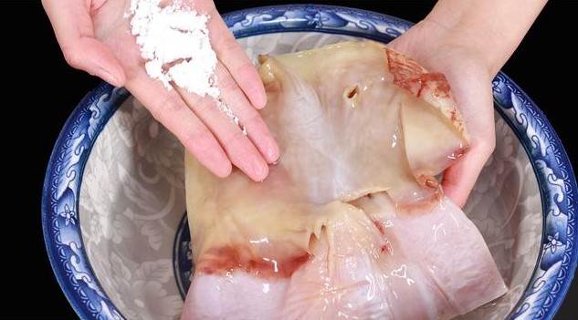 幹魷魚別只用清水泡，水裡撒一把，泡發得又快又蓬鬆，一點沒腥味