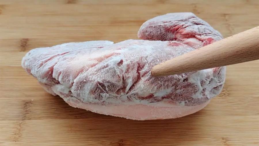 解凍肉不能直接用水泡，賣肉老闆教1招，5分鐘解凍好跟鮮肉一樣