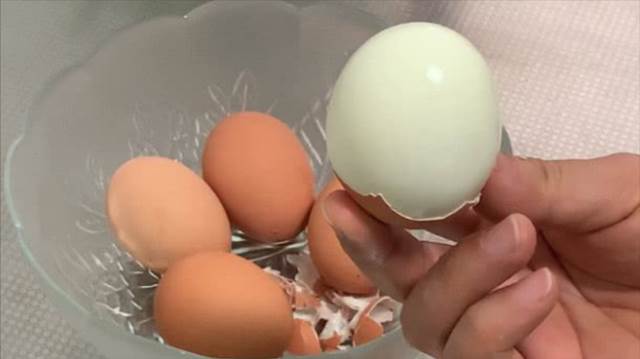 水煮雞蛋時，不要只用清水，廚師教你多加1步，蛋殼一碰就掉，蛋黃鮮嫩無腥味