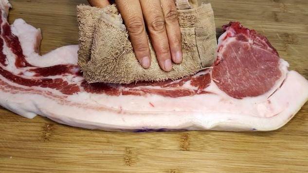 肉販子為什麼拿布在豬肉上來回擦？很多年都不懂，看完漲知識了，早知道不吃虧