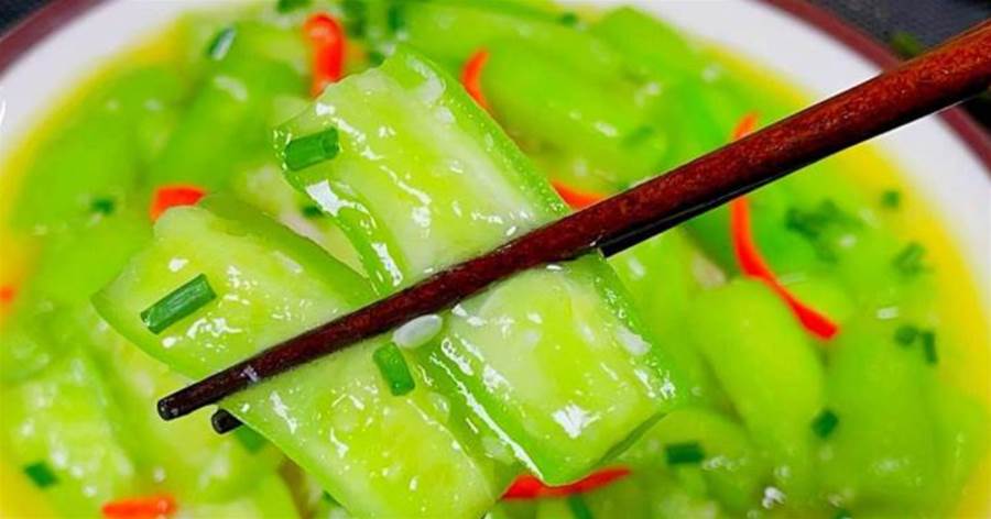 炒絲瓜時，不能直接下鍋，教您一妙招，絲瓜綠如翡翠，鮮嫩還不黑