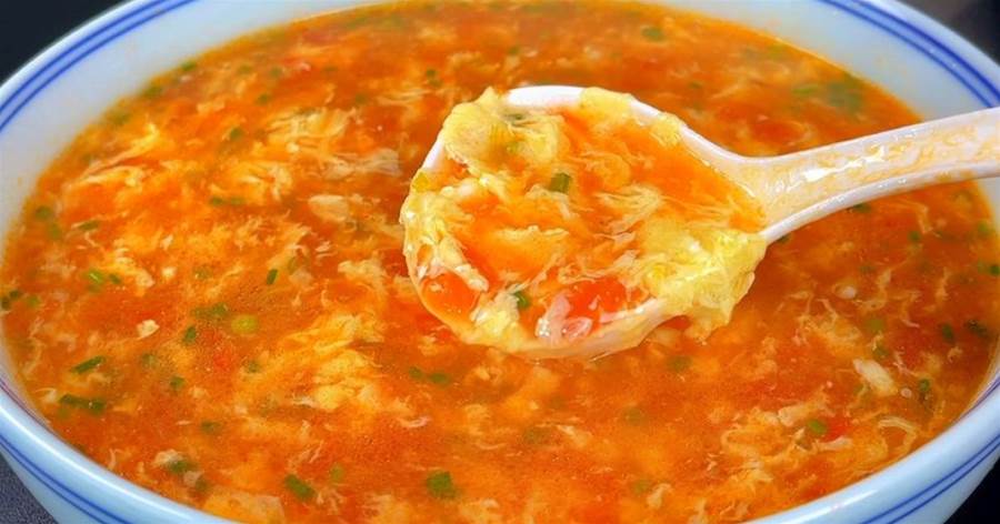 做西紅柿蛋花湯，最忌直接倒蛋液！教你一招，蛋花均勻漂亮湯汁濃