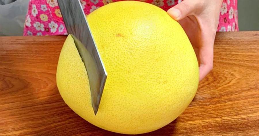 柚子剝皮很簡單，學會這一招，3秒剝出完整果肉，太實用了