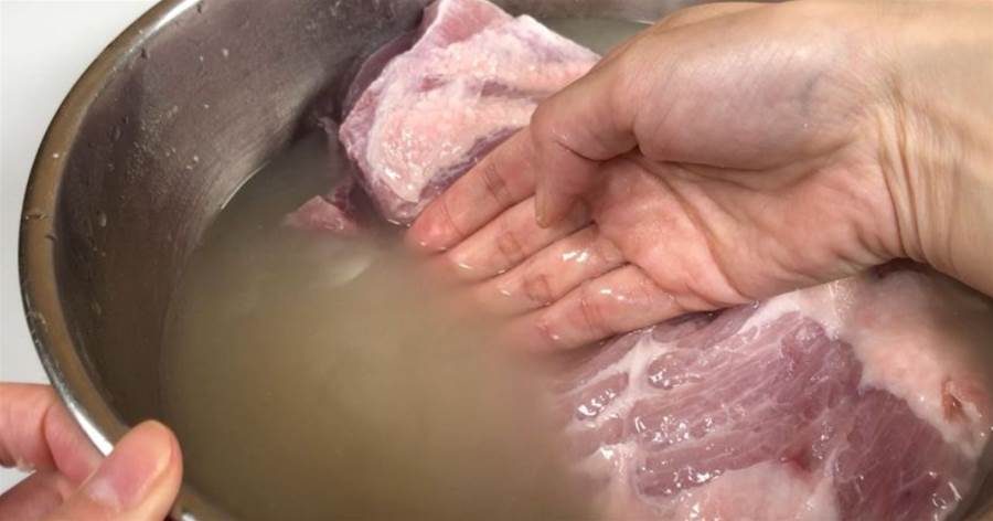 洗豬肉，用冷水、熱水都不對，教你正確做法，干凈又衛生