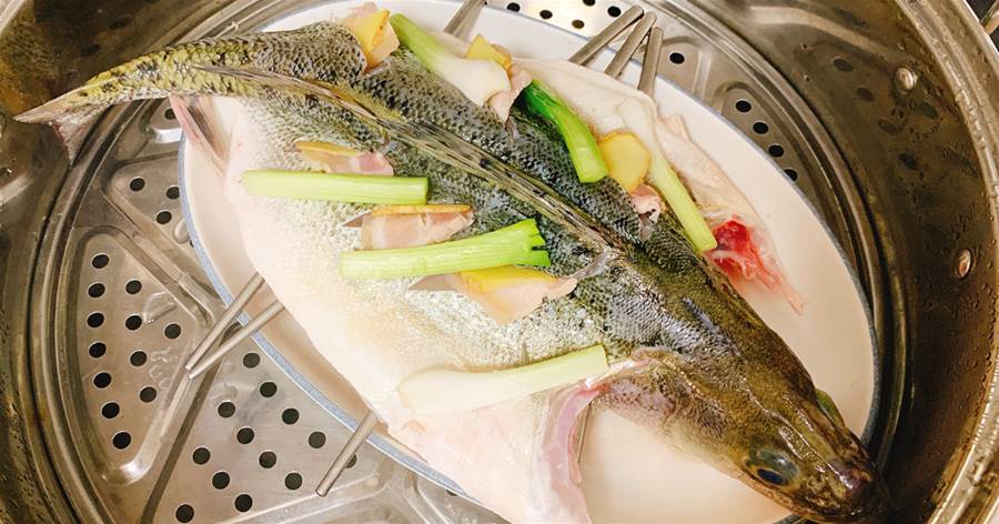 老漁民蒸魚秘訣，​比一般蒸魚要鮮香很多，魚肉更鮮嫩多汁