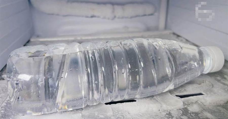 冰箱結冰太厚，別再亂敲了！只需1個塑料瓶，冰塊自動脫落，實用