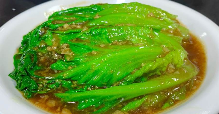 做蠔油生菜，直接下鍋燙，難怪發黑還軟爛，教你一招，脆爽又翠綠