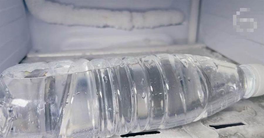 冰箱結冰太厚，別再亂敲，只需1個塑料瓶，冰塊自動脫落