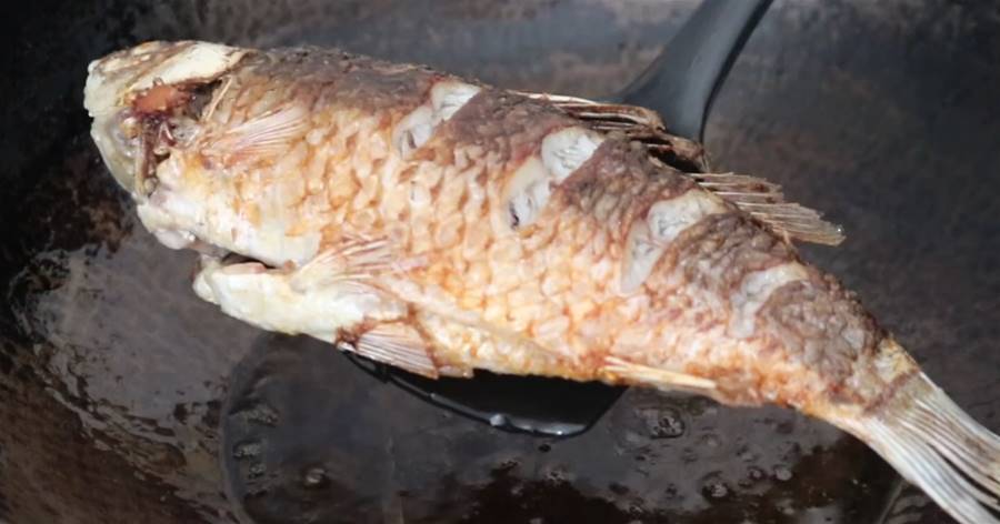 吃了30年的魚才知道，煎魚不能直接下鍋，多做一步，不粘鍋不破皮